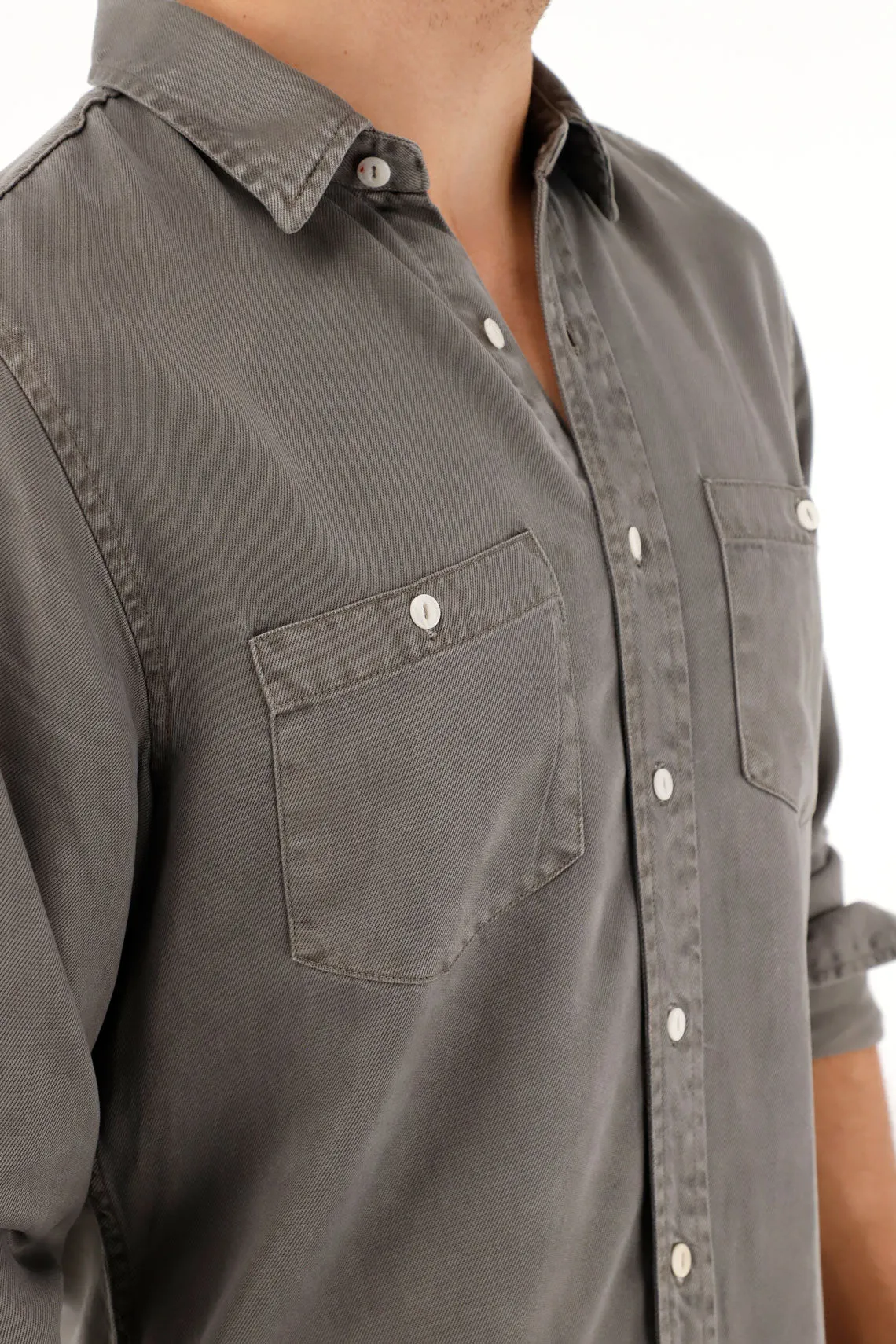 Camisa clásica gris con bolsillos delanteros para hombre