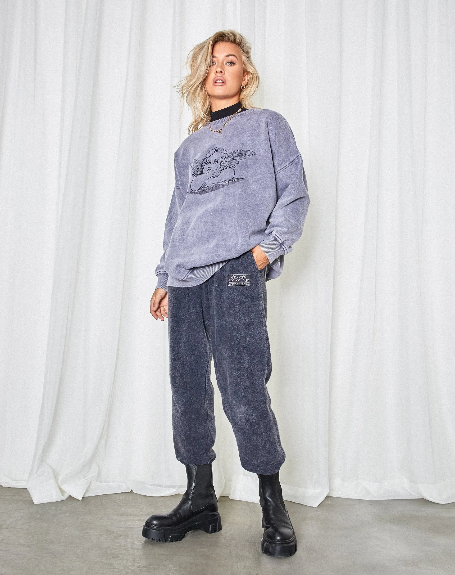 Glo Sweatshirt in Charcoal Wash Angelo Embro